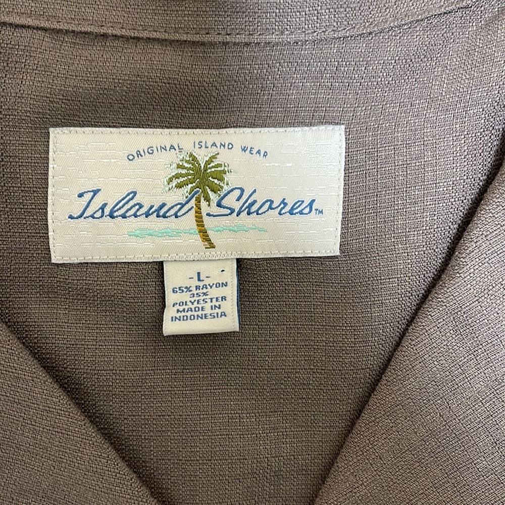 VACATION BUTTON DOWN! - Picture 4 of 5
